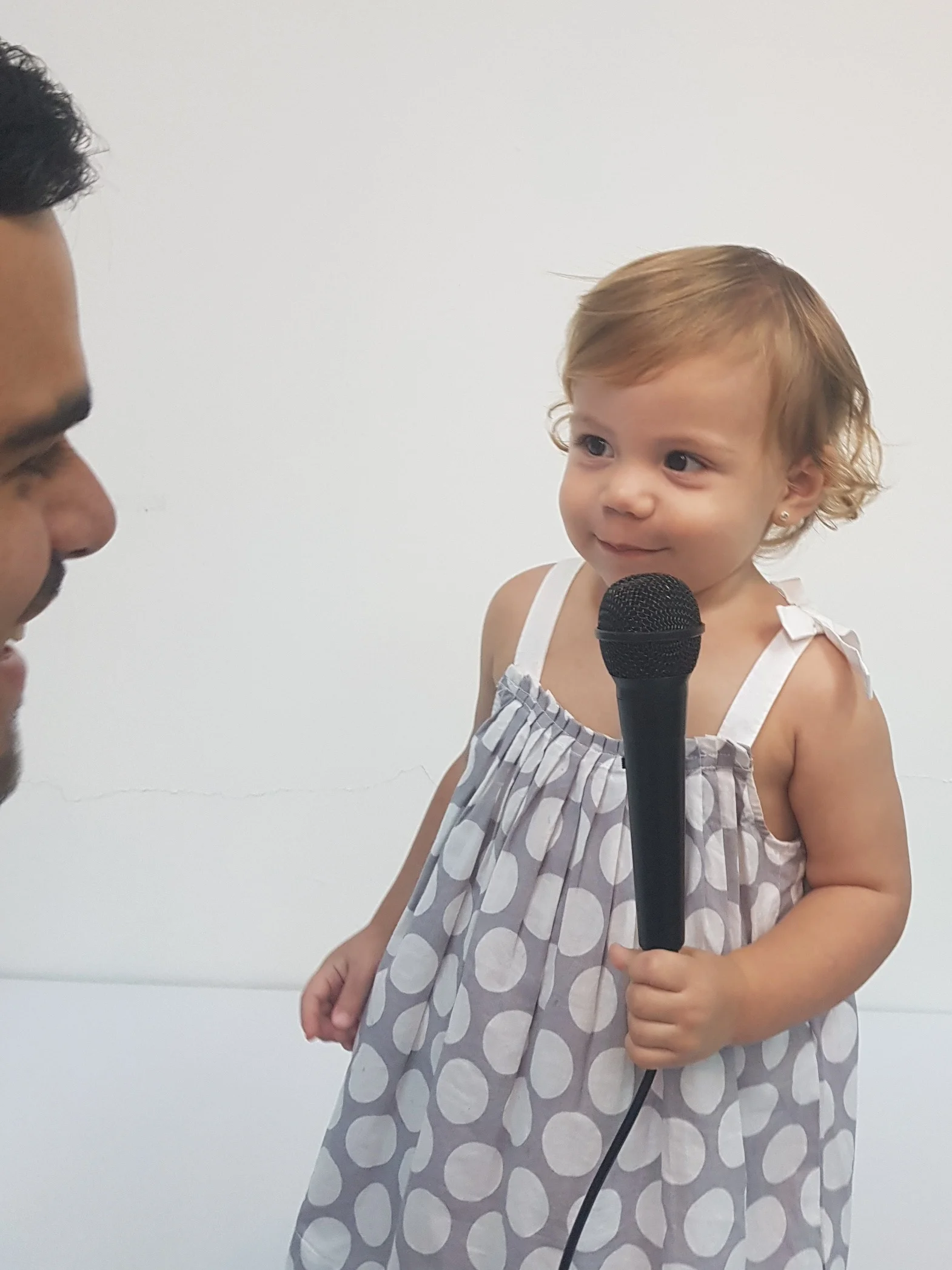 Monkey see, moneky do. Ella no podía faltar, ¡mi Ana Lila! (nótese la cara de amor por su papá).