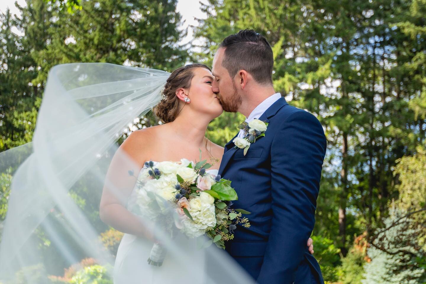 They way Nick and Hannah look at each other&hellip;🥰 It&rsquo;s the sweetest! 

#dibblesinnorchardandestate #dibblesinn #appleorchardlodge #wedding #theknot #weddingwire #cathedralveil #veil #dmvweddingphotographer #cnywedding #weddingphotography