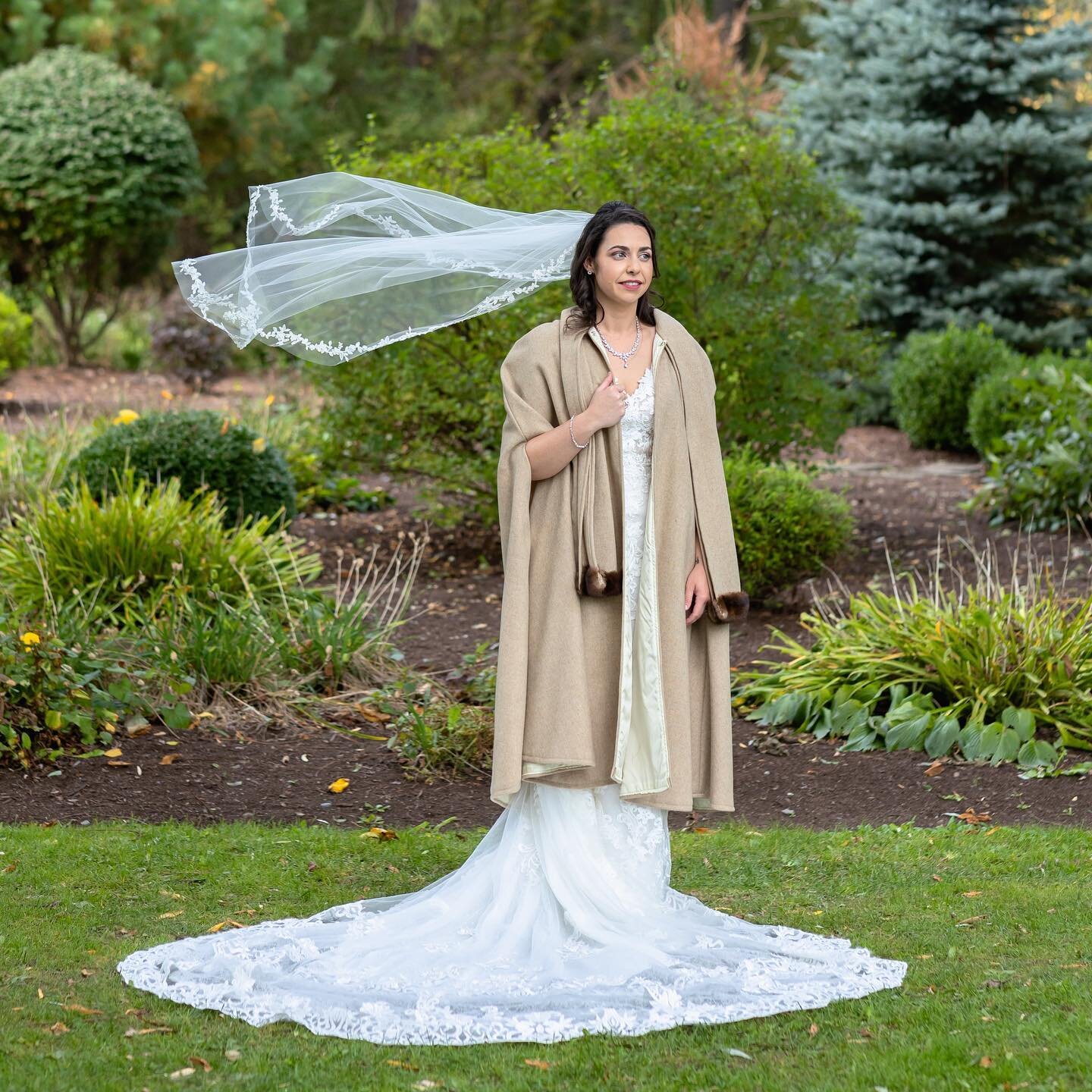 I absolutely love it when my clients incorporate a family heirloom and something special on their big day! Katie&rsquo;s cloak looks incredible on here and is perfect for a fall wedding! 😍

#wedding #wddingphotography #weddingwire #theknow #bride #b