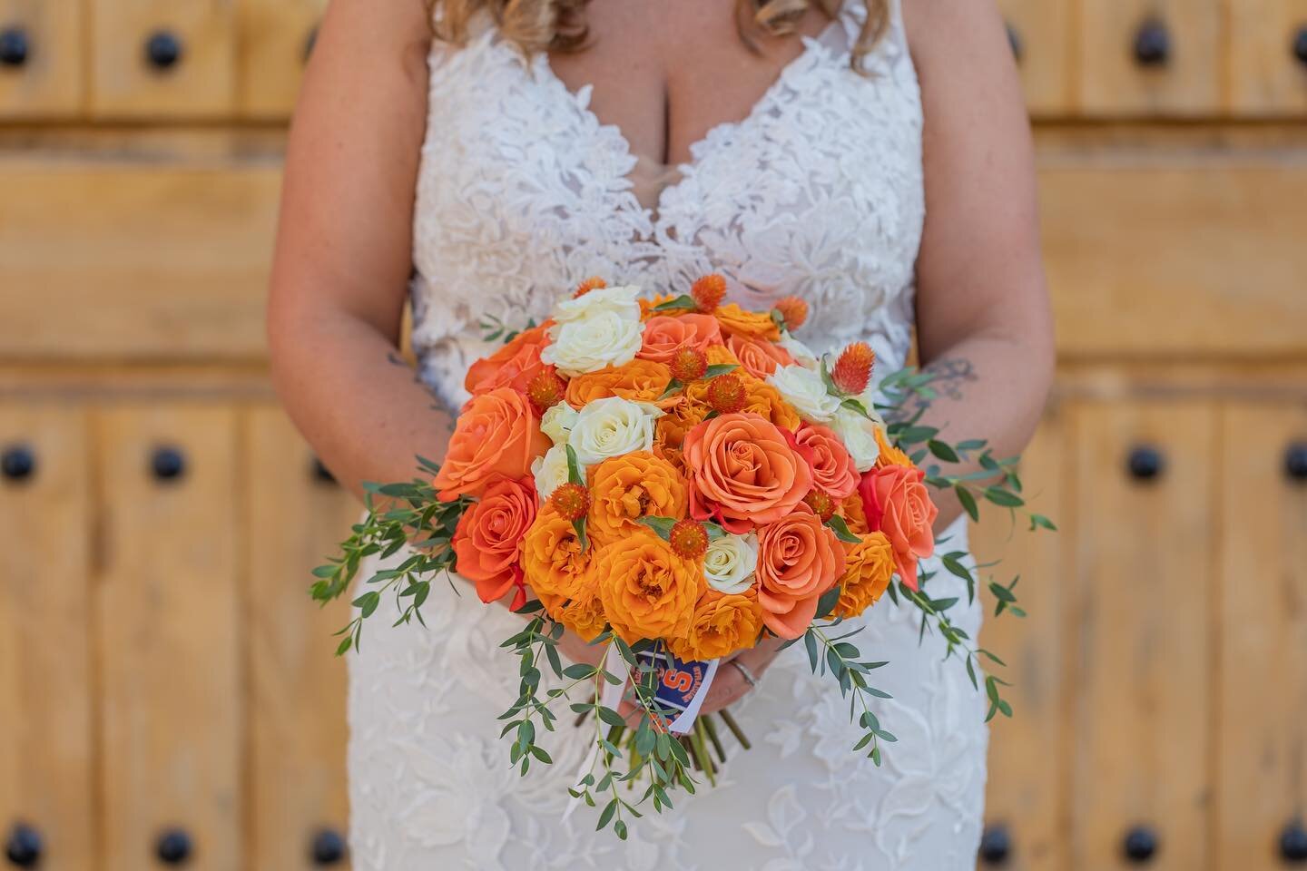 Any SU fans out there? 🏀 These flowers by #floribundadesigns are super fun and boy do they pop in photos! 🍁🍂 

#syracuseuniversity #subasketball #wedding #floraldesign #weddingflowers #bridalflowers #bridalbouquet #floralarrangement #dibblesinn #t