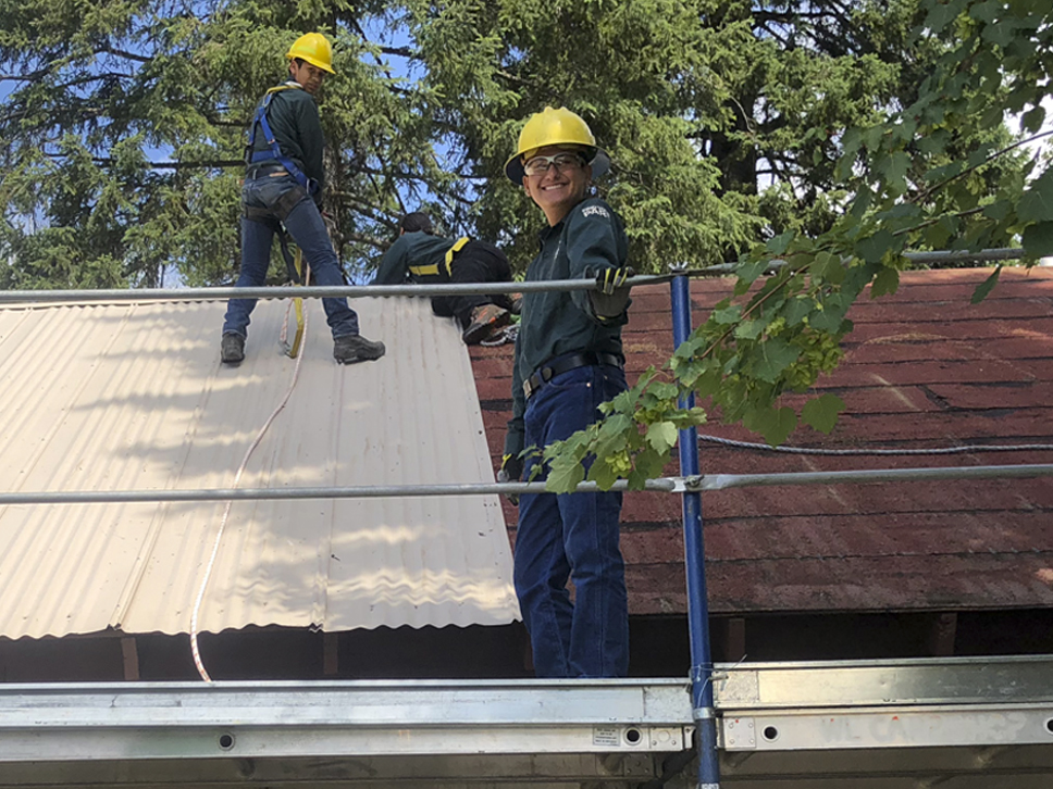 Left to Right: Jeremy, Angel, Adaline, and Rafael working on removing metal roofing.