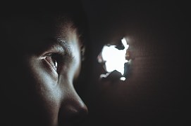 hiding-1209131__180.jpg