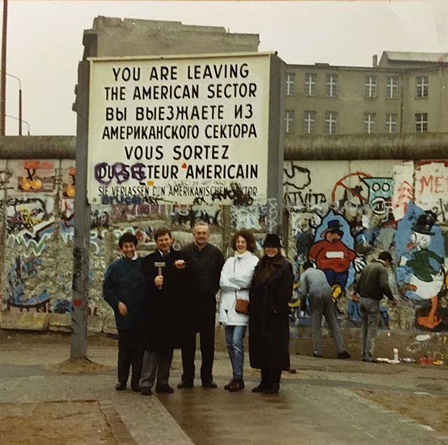 I know the #30thanniversary of the fall of the #berlinwall was yesterday. And I remember that day very well, living in a suburb of East Berlin. Together with my parents I had watched the now famous  press conference and we had wondered if this meant 