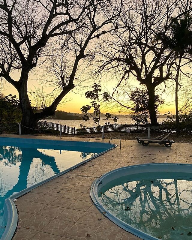 Isla Contadora &mdash; where even funky half-full pools look pretty. 🌅 
#islacontadora #laislahotelcontadora #lasperlas #panama 🏝 🇵🇦