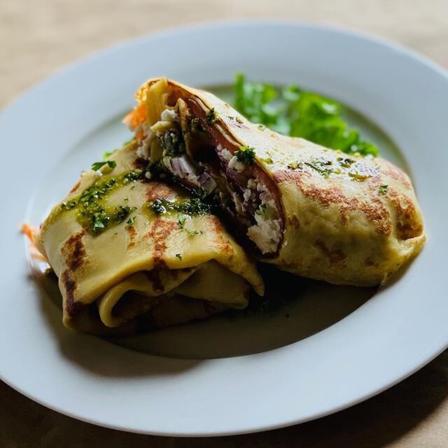 Holy Crepe! Cold smoked salmon, goat cheese, red onions and capers. 😋
•
•
#roswellprovisions #lebistro #soupdujour #crepes #frenchmarket #frenchbistro #authenticfrance