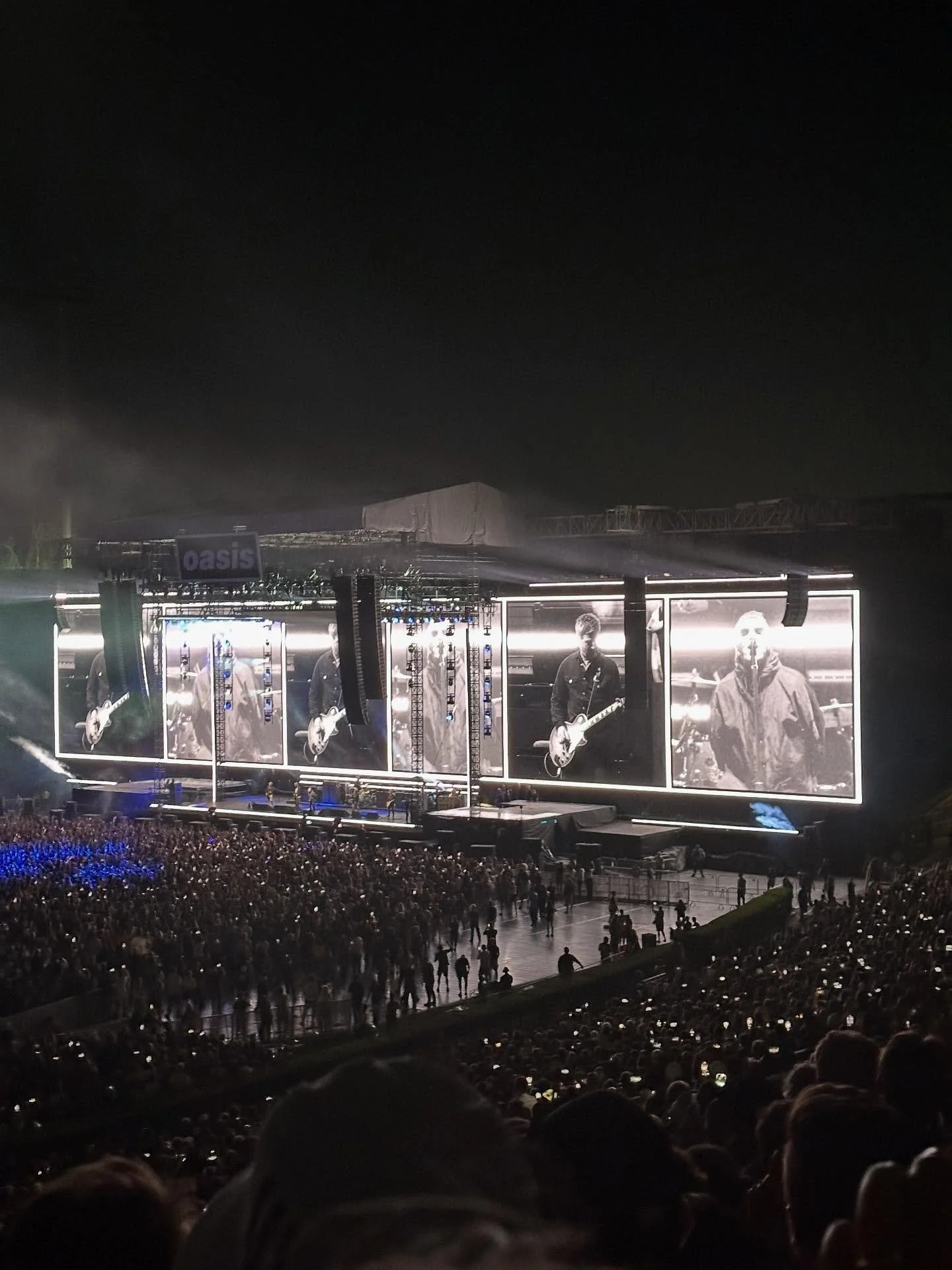 @oasis at #rosebowl with 90,000 fans singing along to Wonderwall and everything else all night long. #epic Cast and @cagetheelephant were fantastic too. #longliverock 

Follow 👉 @thomaskelleherwrites 👈

#thomaskelleherwrites #author #authors #writi