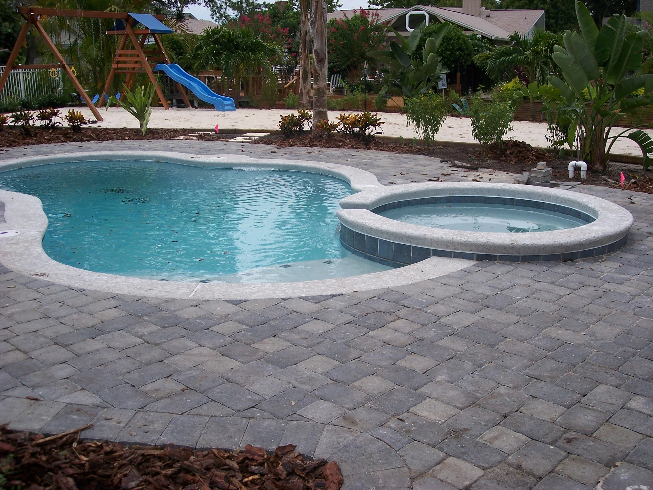 acrylic pool edge w pavers.JPG