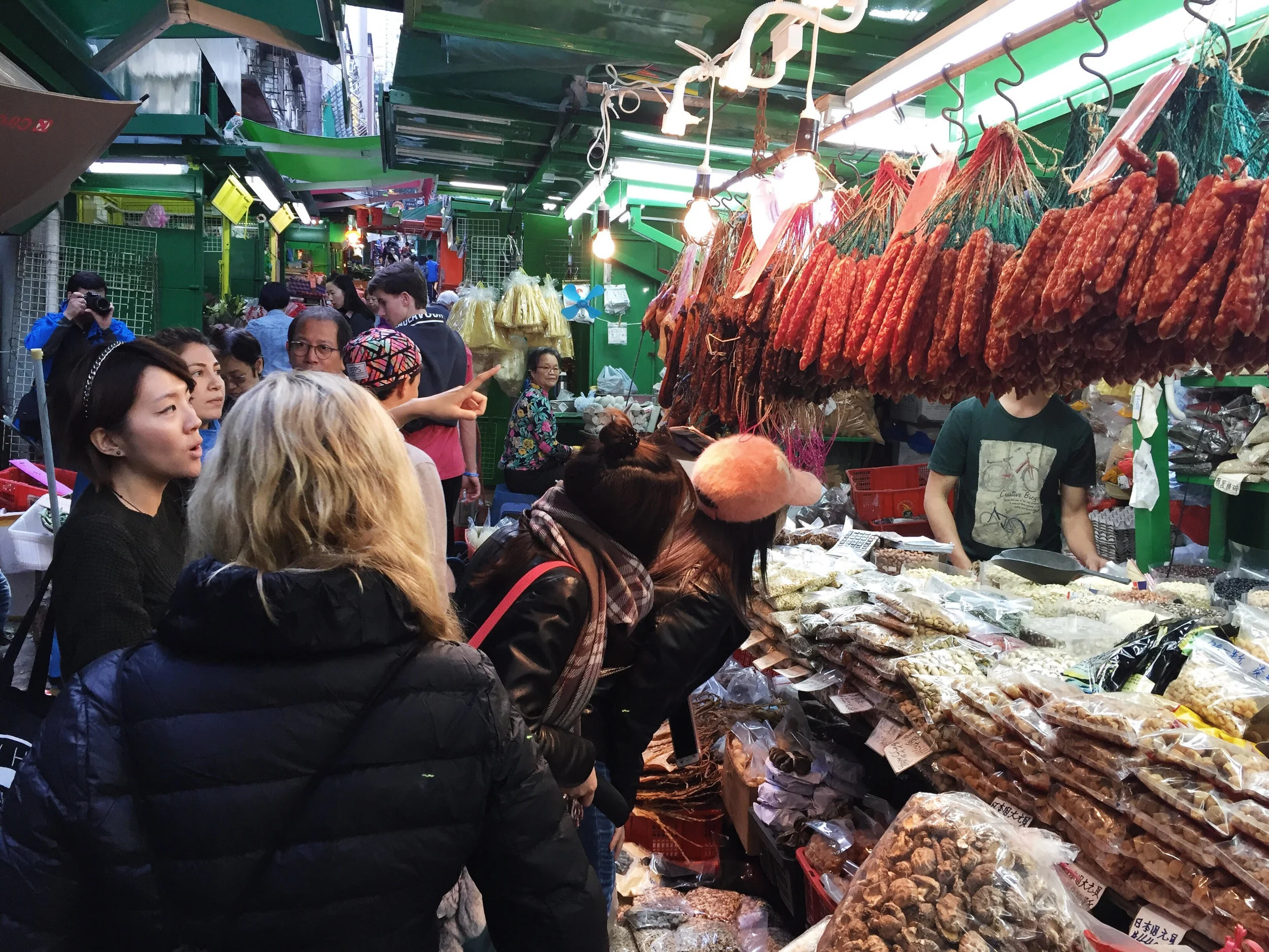 Spotted at the local market: Chinese preserved sausages (not to be mixed up with the French salami....) and an abundance of dried seafood and mushroom.