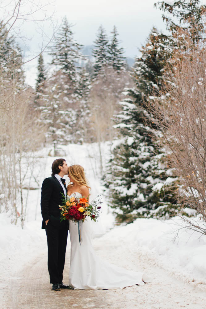winter-wedding-red-bouquet-ideas.jpg