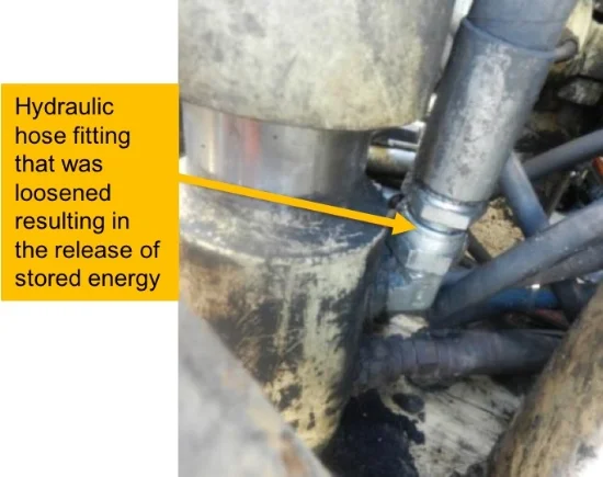 Hydraulic hose fitting on feed cylinder