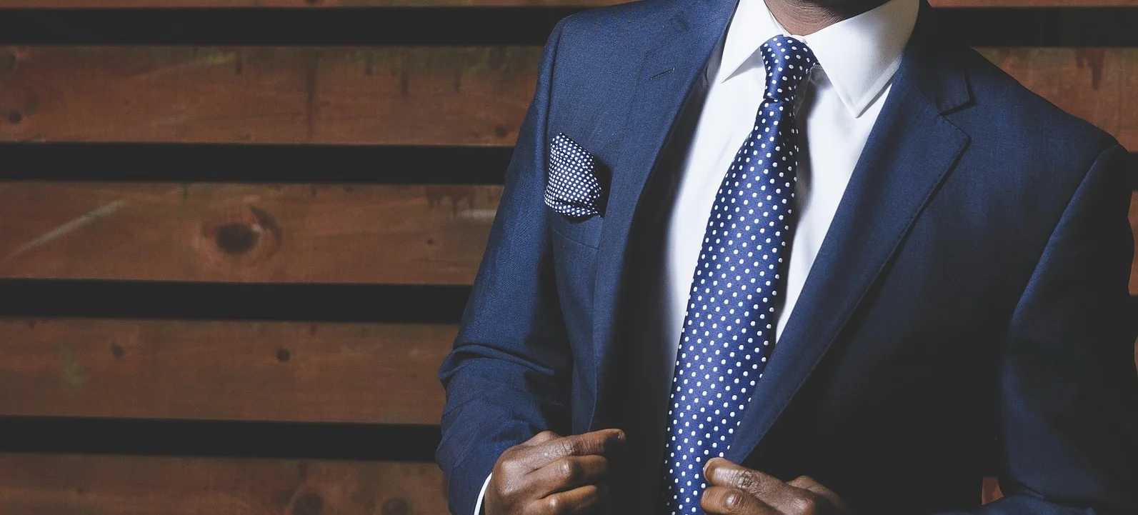 business-suit-690048_1920.jpg