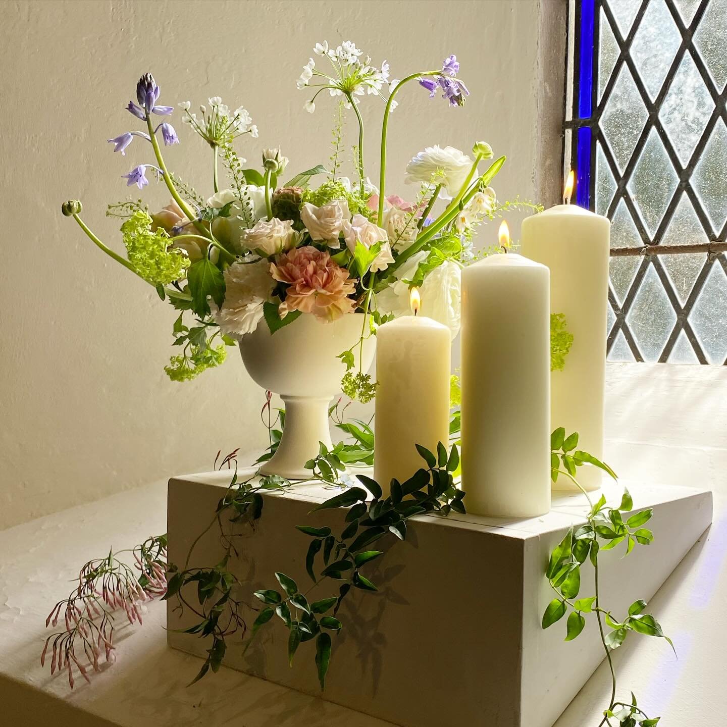 🕯️ c h u r c h 🕯️

The softest light in St Mary&rsquo;s Church streamed through the beautiful stained glass windows throwing a warm spring light upon the flowers ✨

#springlight #churchflowers #churchweddingflowers #springwedding #bucklebury