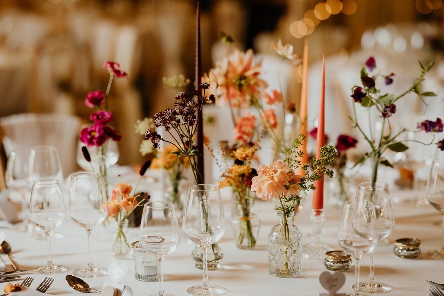 👋🏻 Bud vases have moved on&hellip;.

I have a love/hate relationship with bud vases. I remember when I started out, it was all about jam jars and mini bottles, all vintage and chintzy! 
I can&rsquo;t bear that look now, we&rsquo;ve moved on! 

But 