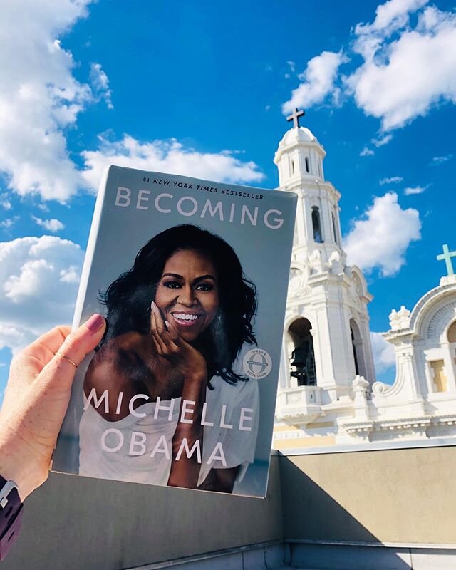 I have been loving @michelleobama book. I know I&rsquo;m late to the party but I&rsquo;m so glad I came. 📚 🎉 ⠀
⠀
&bull;⠀
⠀
Learning more about Michelle and Barack as people and seeing how kind and giving they are warms my heart. Reading how they ca