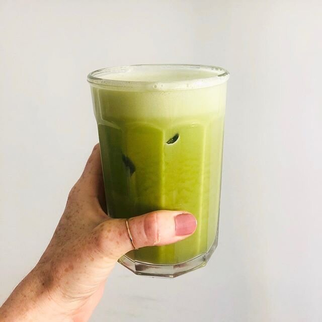 It&rsquo;s iced matcha season!!! 🍵 🧊 ⠀
⠀
Enjoy this refreshing and energizing bevy ⠀
⠀
&bull; 8-12oz of cold water⠀
&bull; 1/2 cup milk of choice⠀
&bull; 1/2-1 tsp matcha ⠀
&bull; 6-10 ice cubes ⠀
⠀
Optional:⠀
&bull; 1 tsp favorite sweetener ⠀
&bul