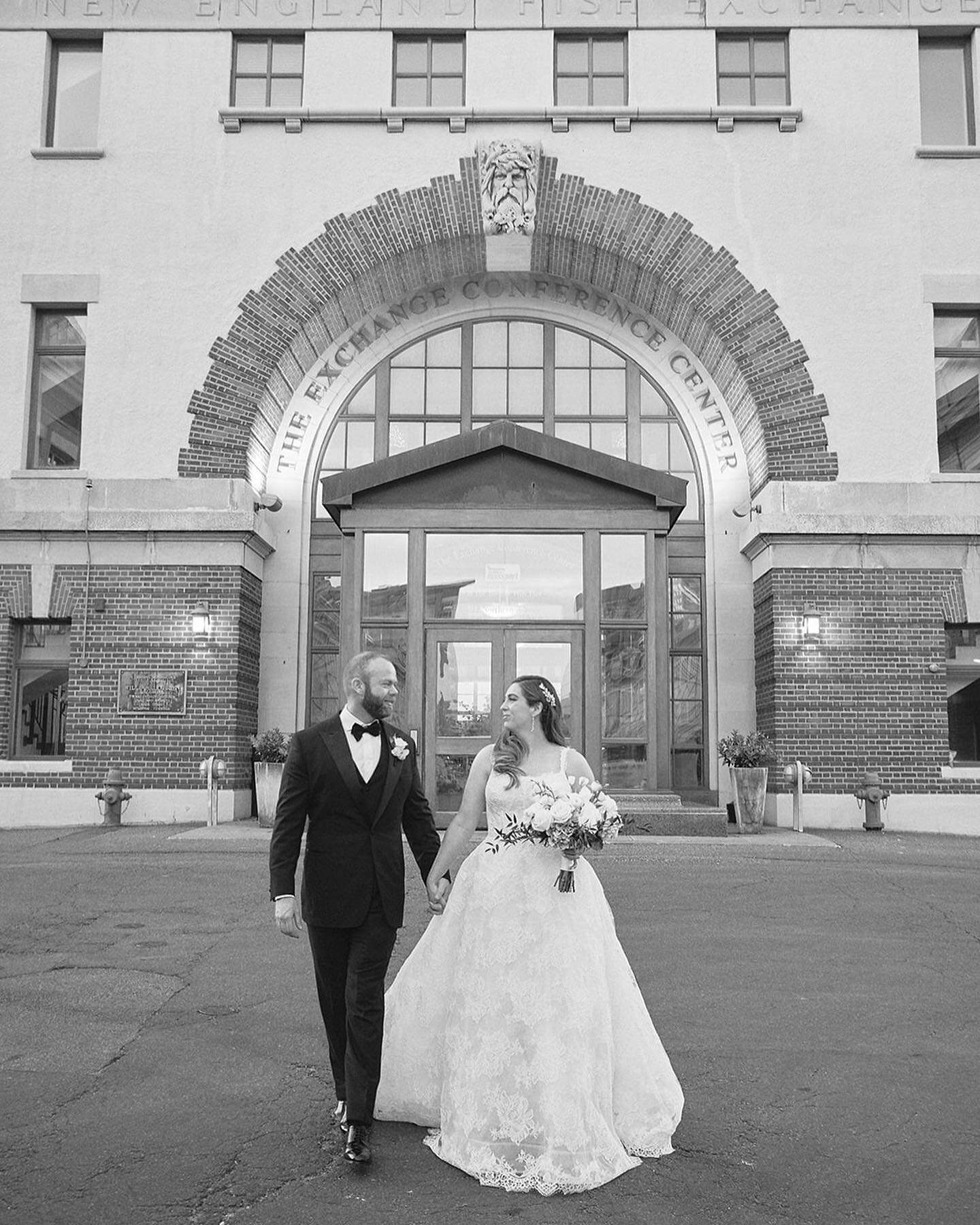 A Boston waterfront love affair 🌊

Planning &amp; Design @sarakovelevents_
Photography @rickyrodriguezphoto
Floral Design @diciccodesign
Lighting Design @designlightco
Catering @eastmeetswestcatering
Gown @moniquelhuillierbride
Cake @tiotcma
Hair @j