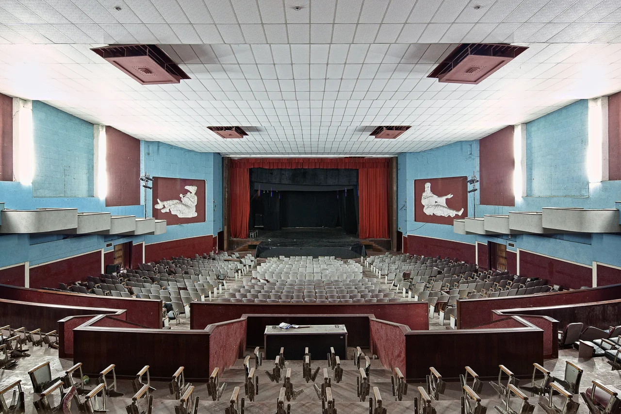 POPCAP_2015_Winner_1280px_RGB_02Cine teatro África, plateia (Cine theater Africa, audience), 2011.jpg