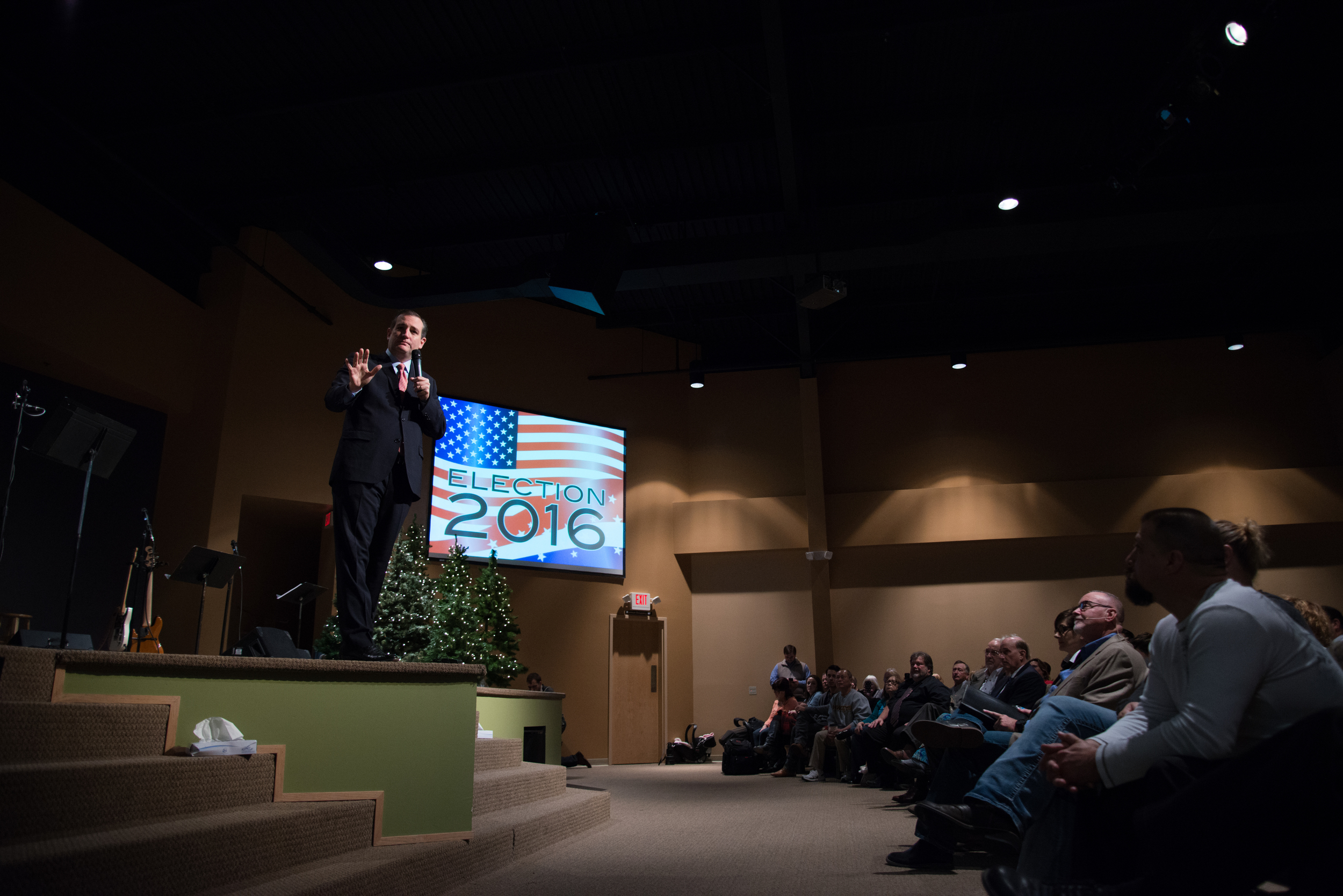  Republican presidential candidate Ted Cruzaddresses worshippers during a Sunday morning serviceat Christian Life Assembly church in Des Moines, Iowa, on Nov. 29, 2015. 