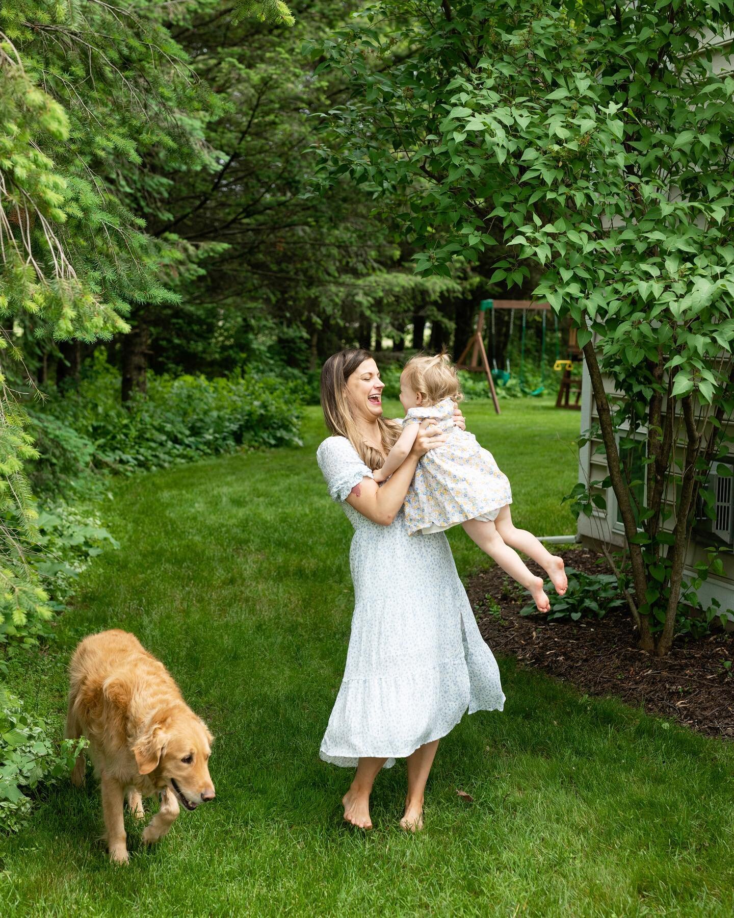 Things are starting to pop through in the front yard and it has me so excited for outdoor family shoots. I have a true love for capturing families, and this adorable mini-session was captured right in their own front yard! Mini-sessions are only 30 m