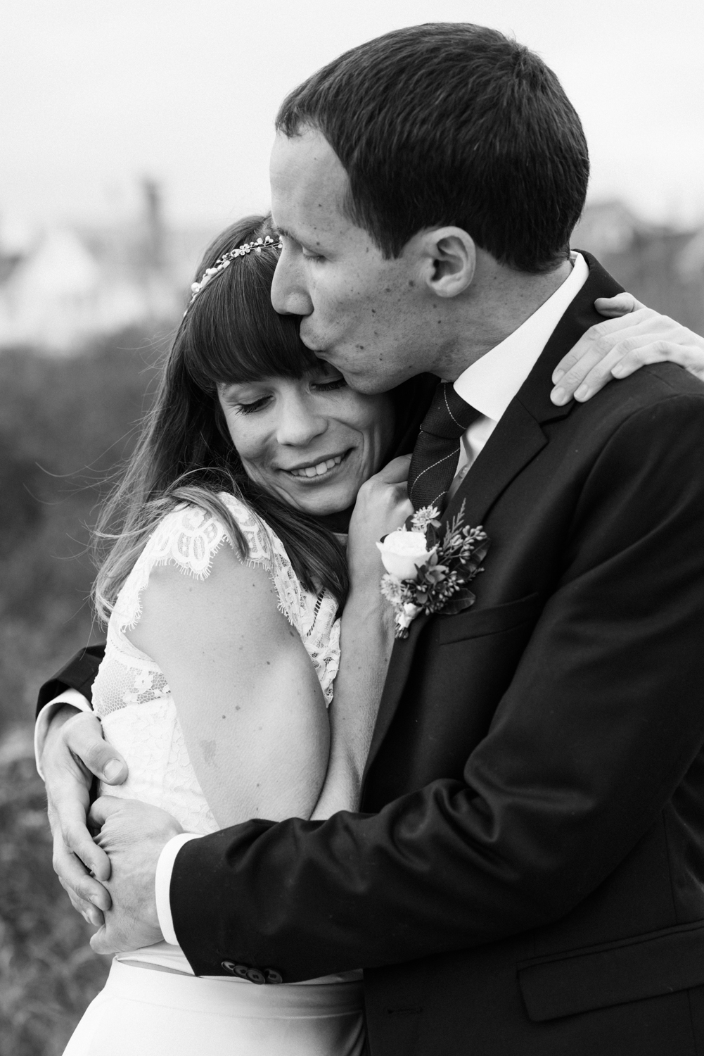 len_lynne_wedding_bride_groom_edgartown_lighthouse.jpg