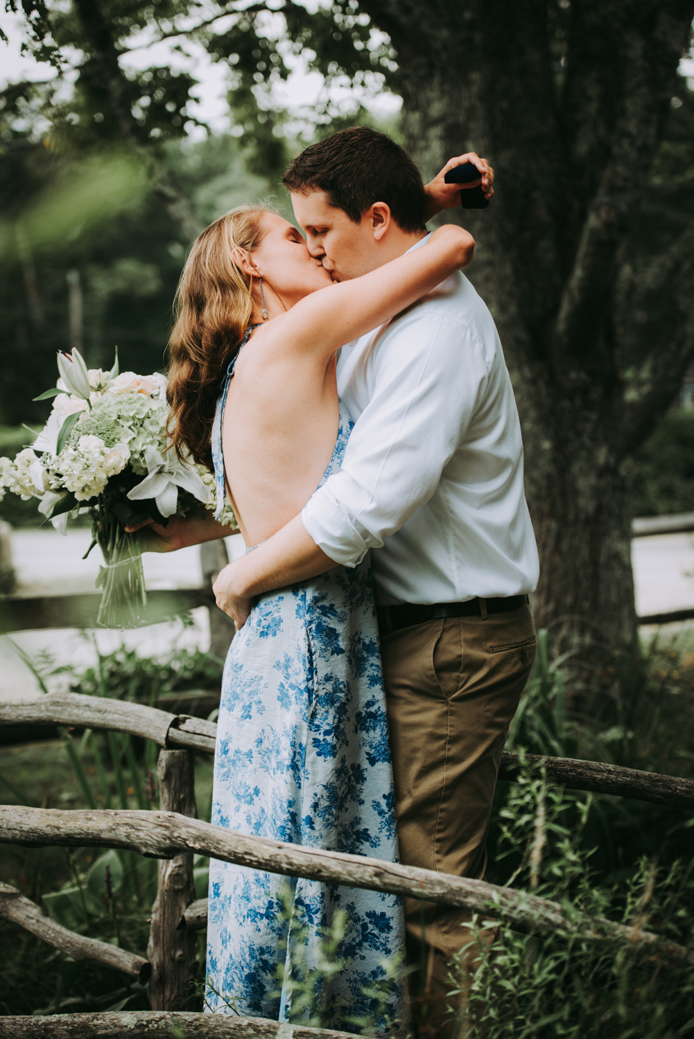 hilary_brian_engagement_kiss_marthas_vineyard-3623.jpg