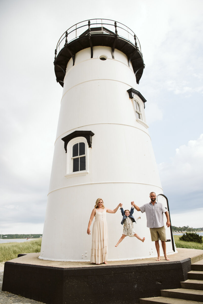 DSC_5218_laure_family_portrait_edgartown_lighthouse.jpg