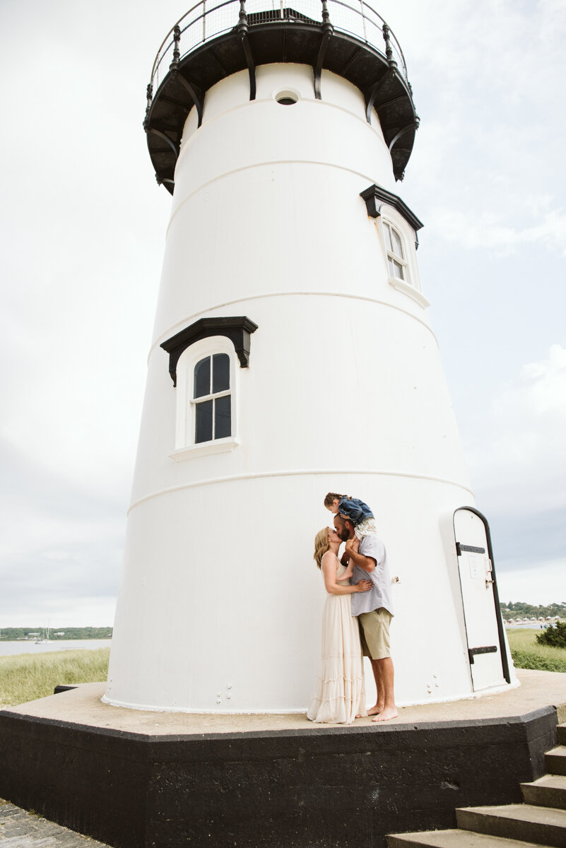 DSC_5224_laure_family_portrait_edgartown_lighthouse.jpg
