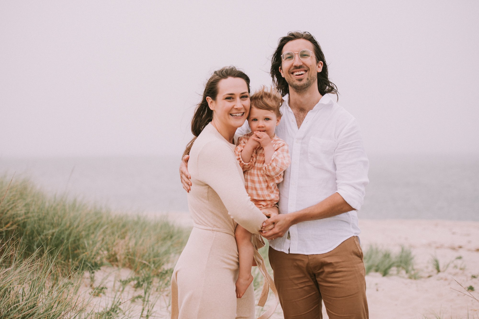 17_brie_alex_june_10th_2021_edgartown_lighthouse_marthas_vineyard_family _photographer.jpg