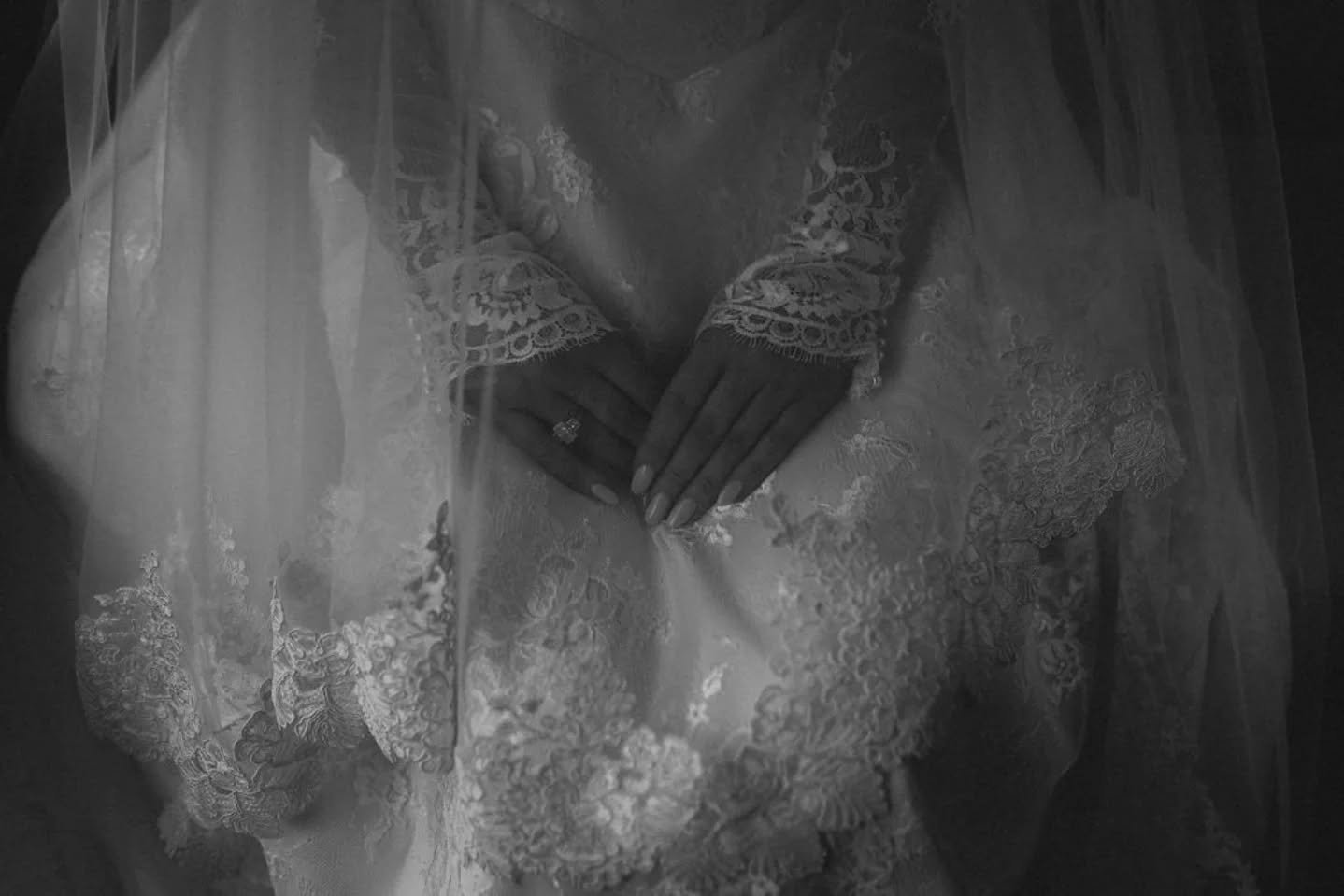 This moment. A pause, a breath, an embrace with her Dad. A moment that held so much. Before she left the car, before she left his arm.
DEANNA, 01.11.24

Photography @michellepruntyphotography
Venue @kilkeacastle
Flowers @therosehipandberry
Styling @b