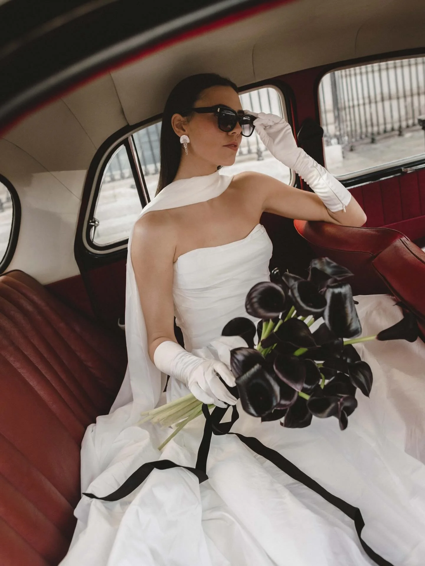 Modern City Romance.

Photography @michellepruntyphotography 
Dress @thesuitebride @savannahmillerbridal 
Flowers @wild_bunch_flowers 
Location @cityhalldublin 
Car @austin.cambridge 
Styling &amp; Accessories @astor.ie 
Make-up @fionaharrisonmakeup 