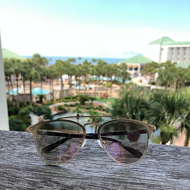 Rose gold and mirrored lenses are some of the hottest trends of the season! 🌞
These are some fun shades I made for the summer with a rose gold frame from @lamyamericaeyewear by @nicolemillernyc and mirrored lenses from @hoya_vision_care that transit