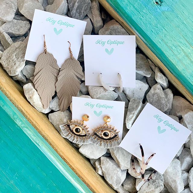 I&rsquo;ve teamed up with @thelongweekender to gift 4 sets of the cutest earrings to one lucky winner!! There are 3 easy steps to ENTER:
1 - LIKE this photo
2 - FOLLOW @the_longweekender, @keyoptique and @dr.keylee 
3 - 👯&zwj;TAG 2 friends in the co