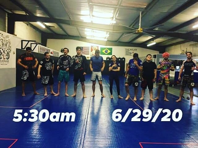 5:30crew kicking off the week with a killer morning of training! #leveragebjj #deblassbjj #riseandgrind