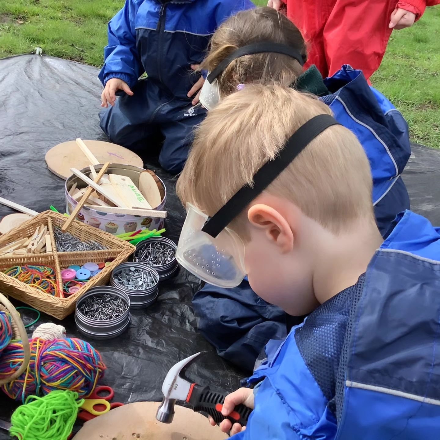 Creativity at its best, completely child led with managed risk and no judgement from grown ups. #tinkering #kidswithtools 

Bournville Primary School Forest School with @wildlivesforestschool