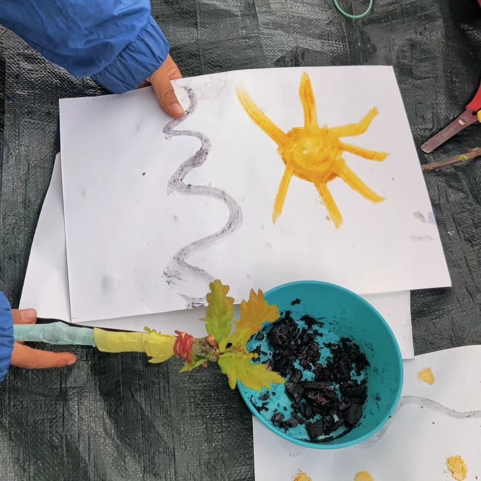 Lovely session with Bournville Primary School reception class yesterday. Mixing nature paints from berries, spices and charcoal, and making our own paintbrushes from things found in the park. Laura worked with small groups to teach firelighting. 

Wo