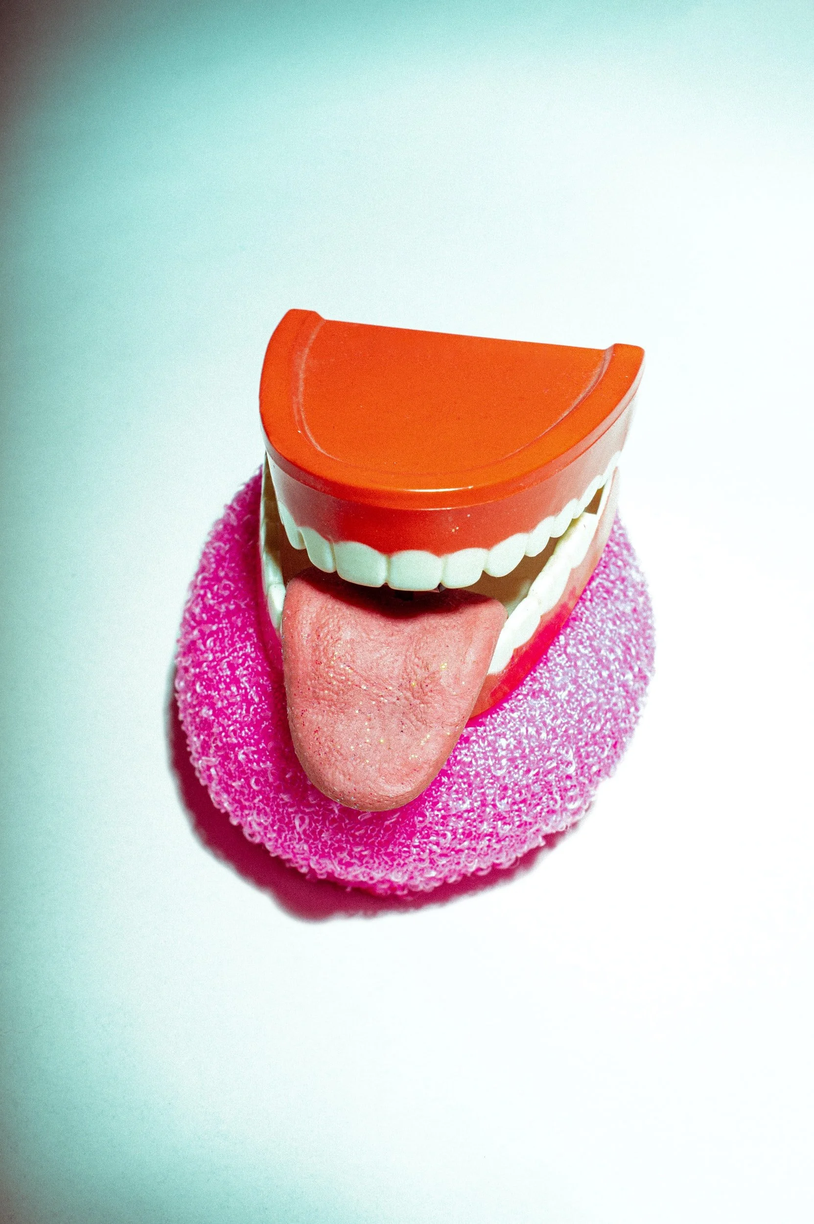Causes of a white tongue and how to get rid of it