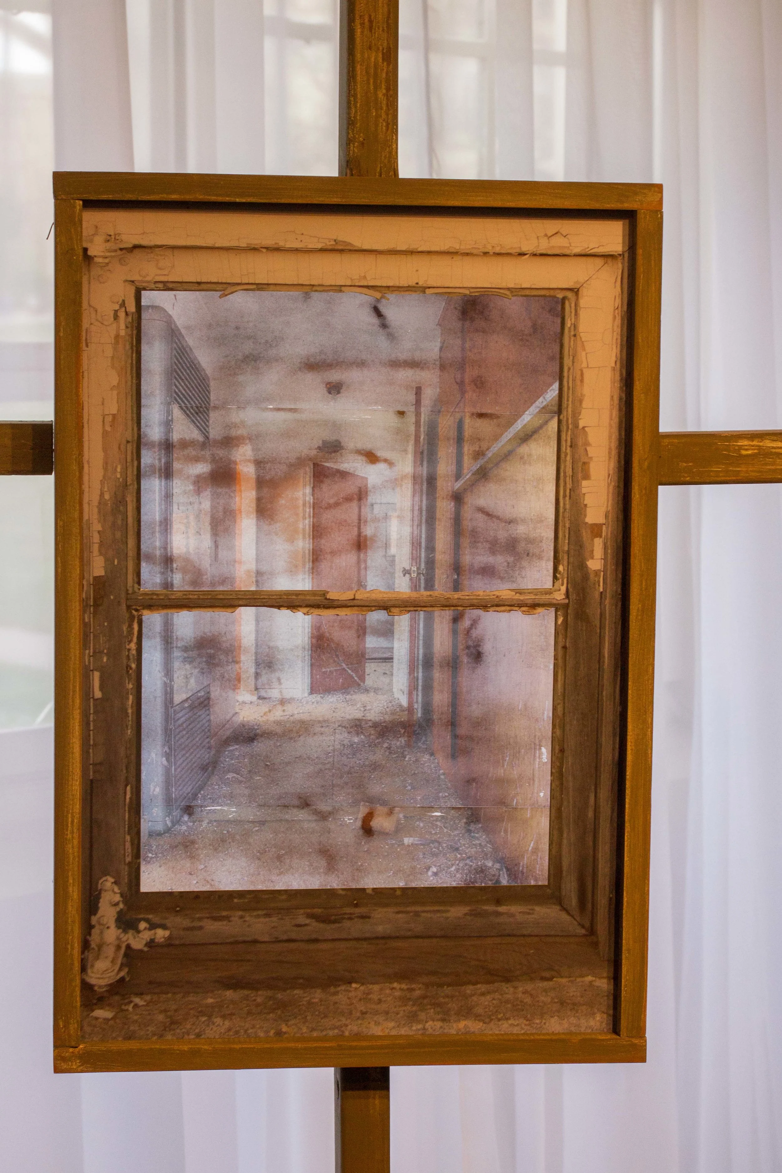 51147552_19_window_upon_hallway.jpg
