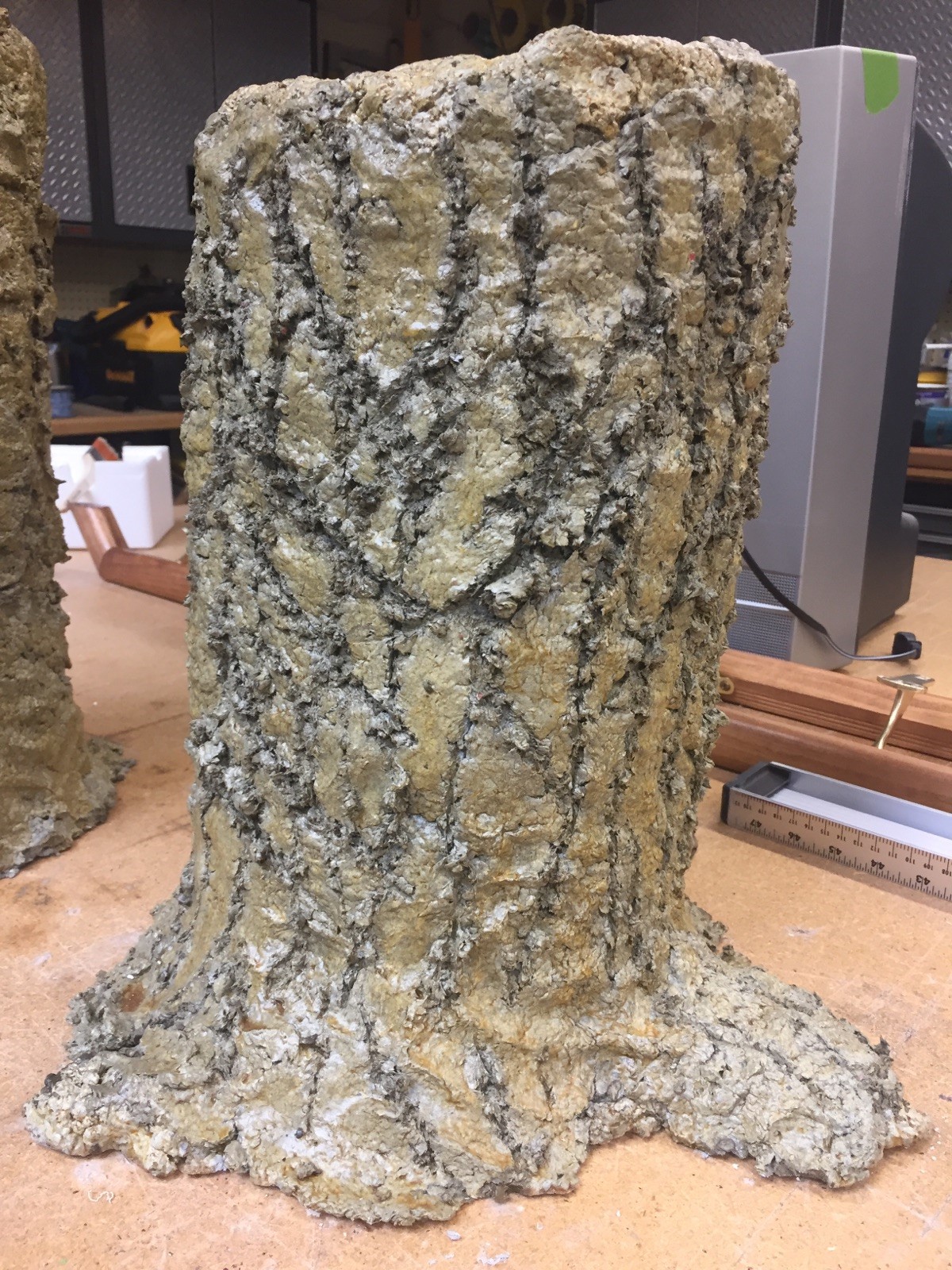51147525_tree_trunk_bench.jpg
