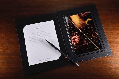 Todas nuestras fotograf&iacute;as disponibles en m&uacute;ltiple formatos ideales para regalar! ⁣
⁣Aqu&iacute; vemos nuestro formato CHROMOS, en tama&ntilde;o postal ideales para enviar o transportarlas! ⁣
⁣Impresas directo sobre una placa met&aacute