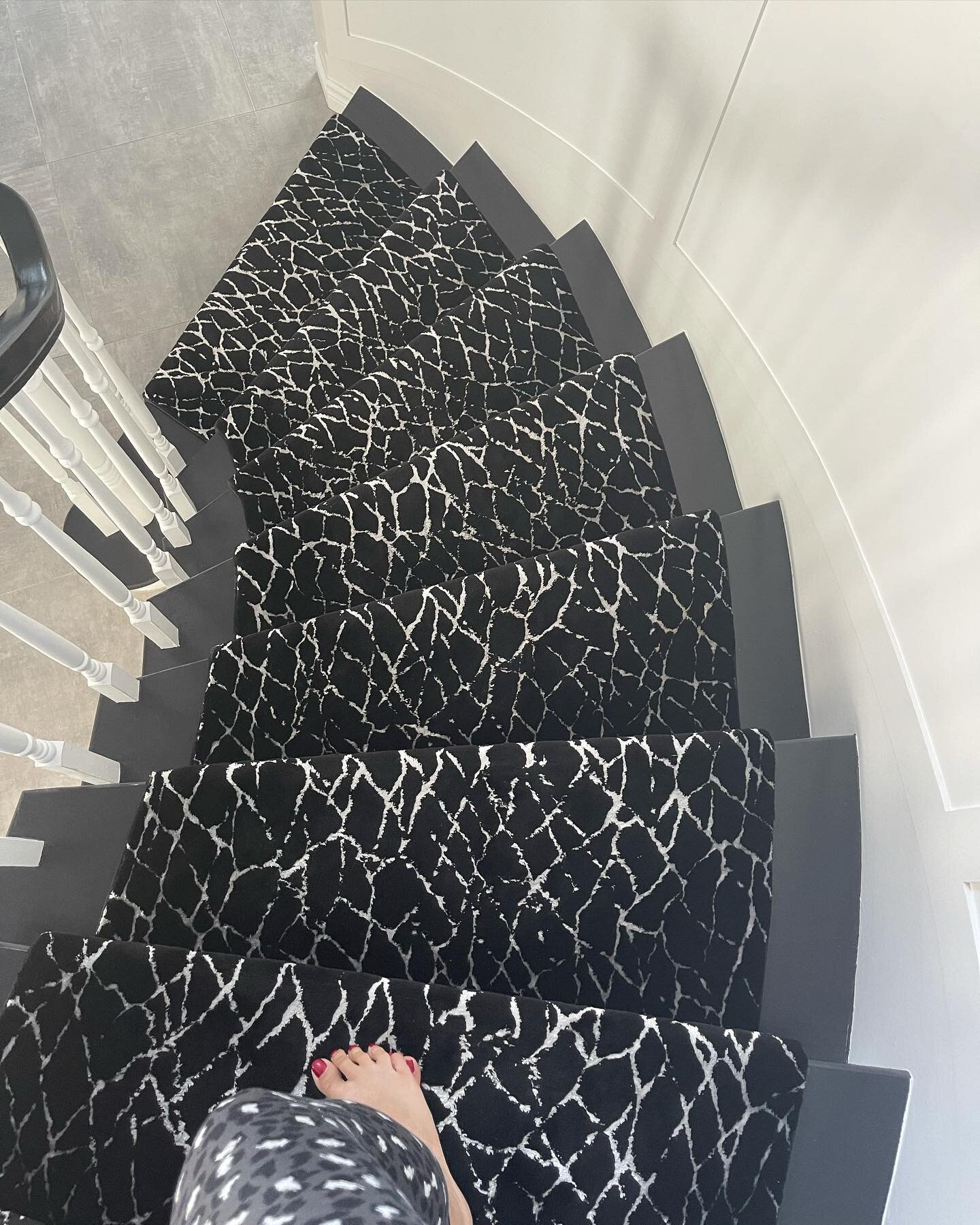 🖤🤍🖤#ihavethisthingwithfloors #stairrunner #loriandersdesign #interiordesign #montrealdesigner