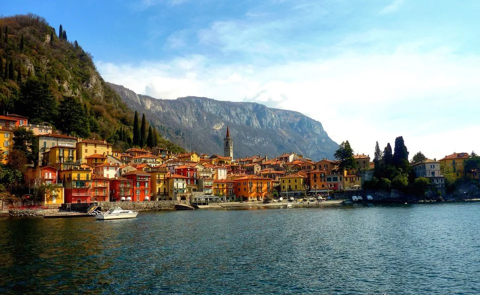 village-on-shores-of-lake-como-with-mountains-in-the-background-553004047-5982568d396e5a0011c9cd2e.jpg