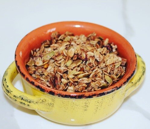 A healthy new favorite around here... Homemade granola 💙. Great for a&ccedil;a&iacute; bowls, over yogurt, or with milk!  Ingredients: 4 cups old-fashioned rolled oats, 1.5 cup raw nuts + seeds (I used 1 cup pecans + 1/2 cup pumpkin seeds), 1 tsp se