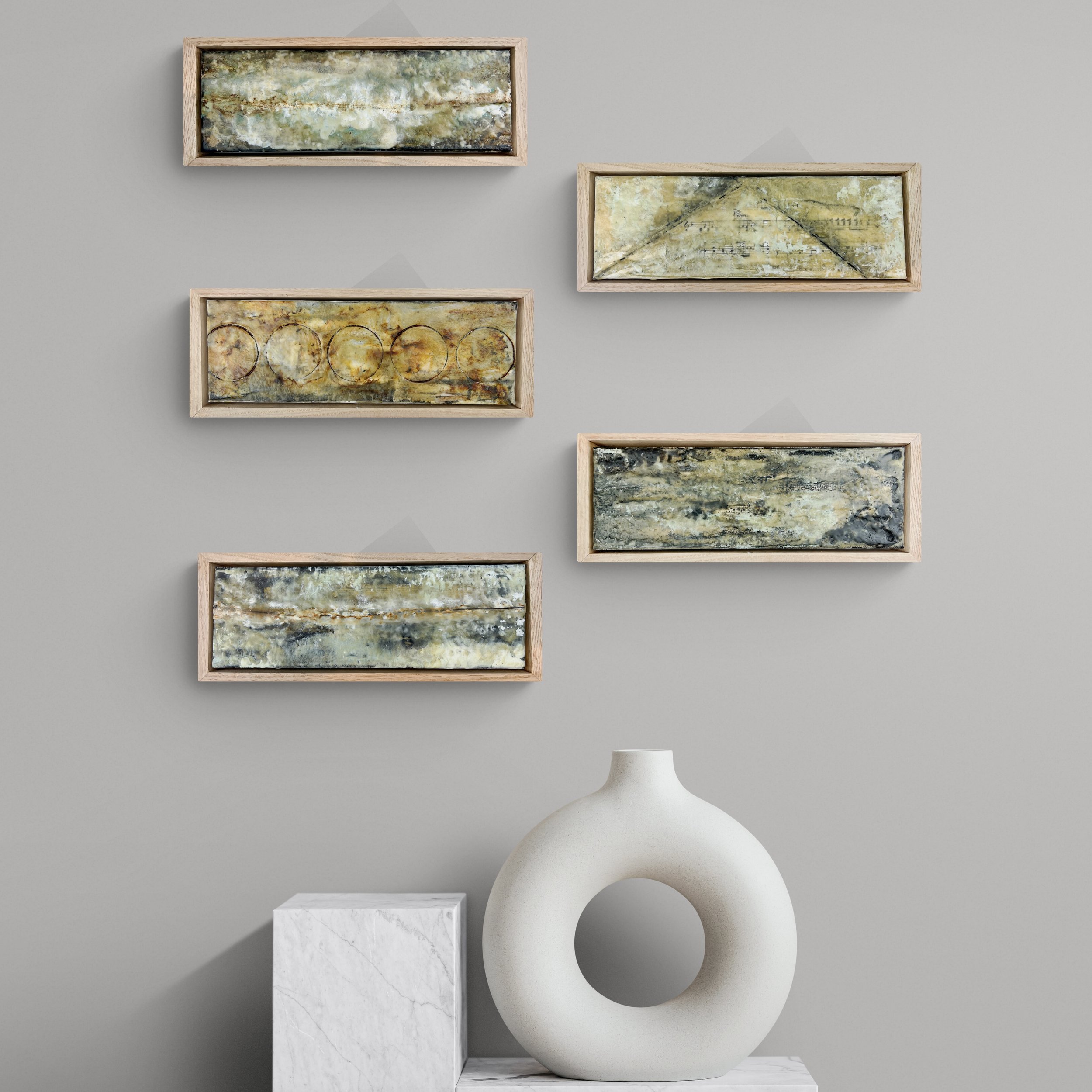 Contemporary_stone_sculpture_on_plinth.jpg