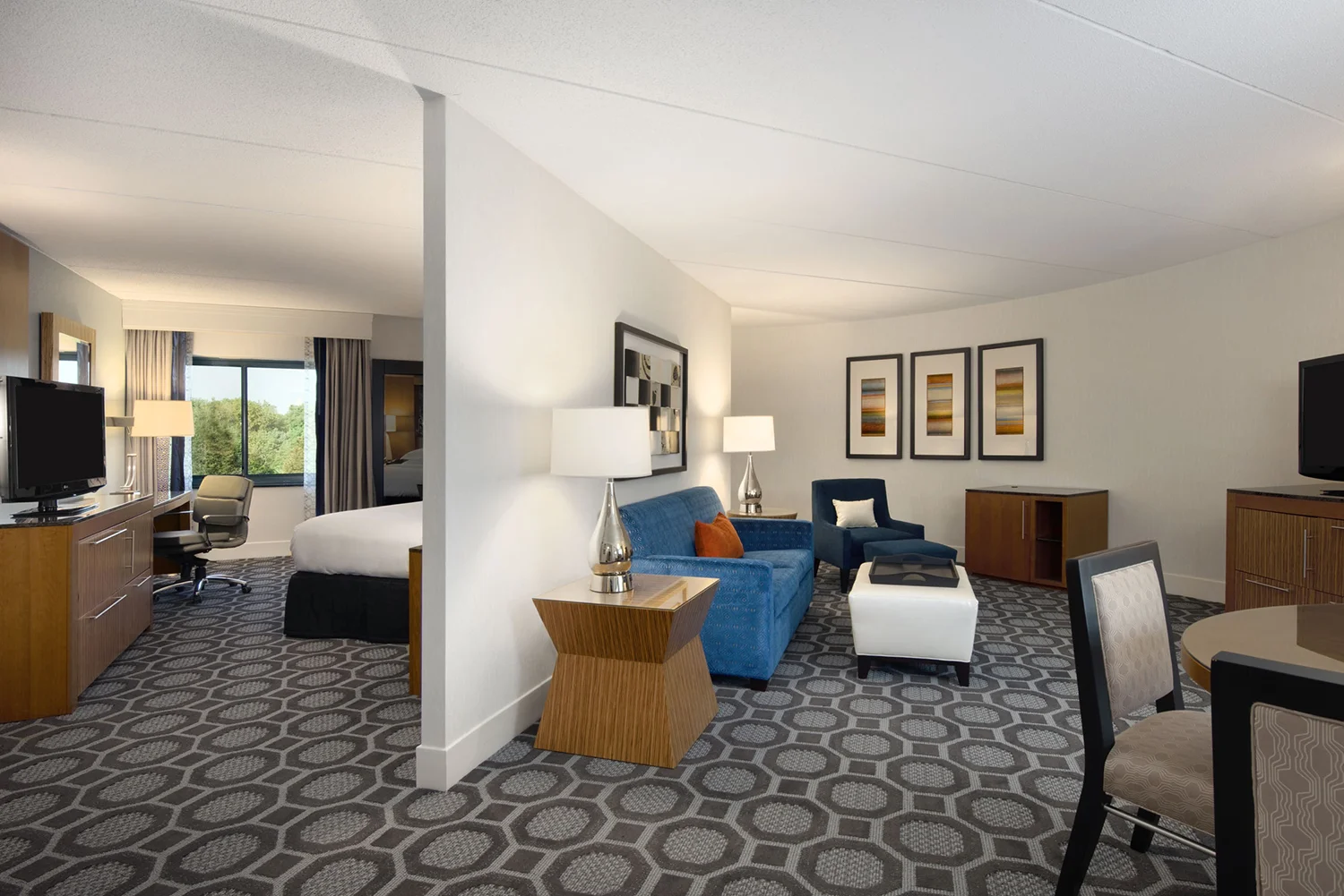 11-Guestroom-Corner Suite.jpg