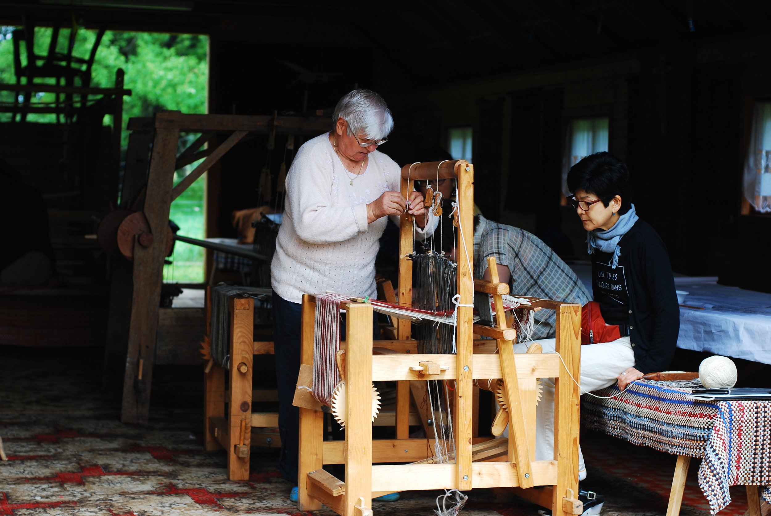 Teresa Pryzmont showing Japanese visitors the ropes of weaving