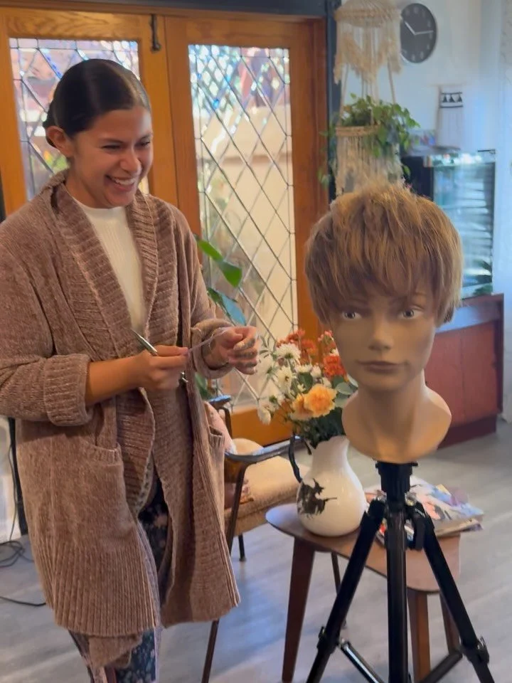 🍾Mimosas, pastries, 80&rsquo;s music, and mannequin cuts this morning working on our texturizing techniques! When to use what technique, different methods, debulking with shears vs a feather razor vs a straight razor! 

🪒 We christened @nuria_does_
