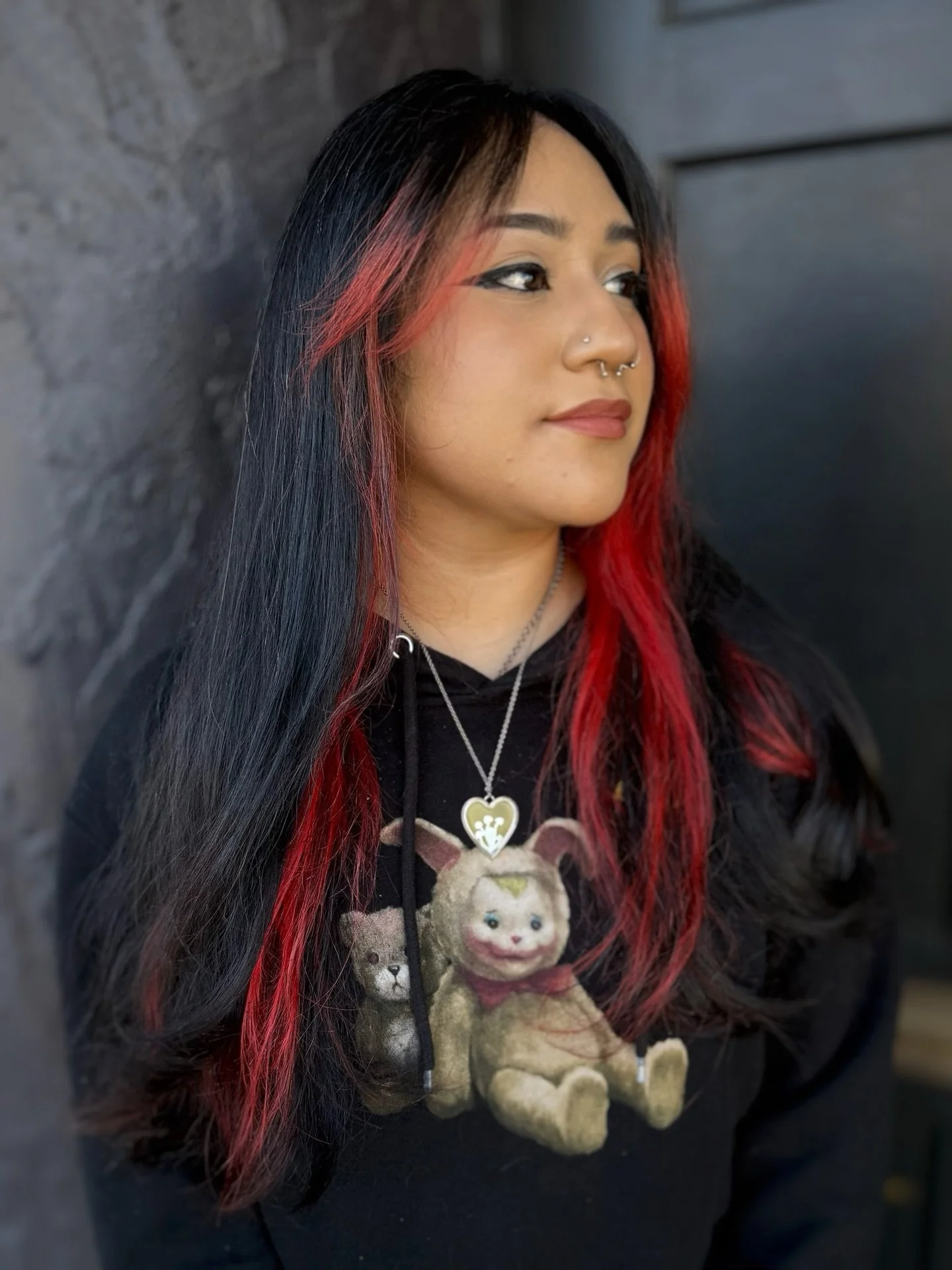 Thoughtful color block placement + a smoothing blowout designed to lay baby hairs down and create a smooth, frizz free finish by @vanessa.sdhairstylist 

Every detail by @vanessa.sdhairstylist was intentional, from darkening her red in order to camou