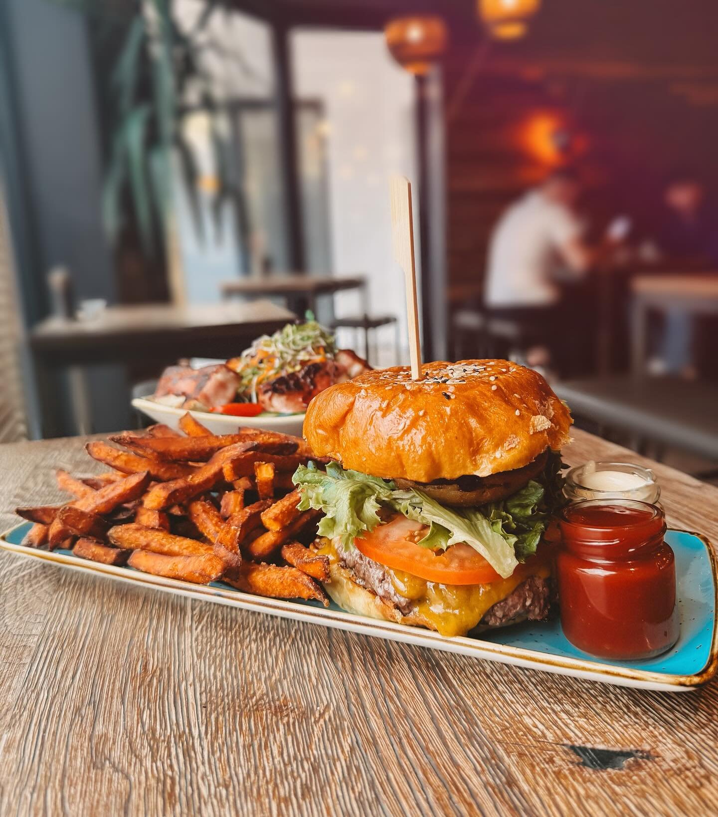 Rauchig, w&uuml;rzig &amp; hei&szlig; - unser Smokey Texas Burger! 🍔

Das saftige, bio-zertifizierte Angus Rindfleisch wird direkt von der Cattle Ranch am Ammersee zu uns geliefert &amp; ist mit rauchigen Aromen, knackigem Bacon &amp; Cheddark&auml;
