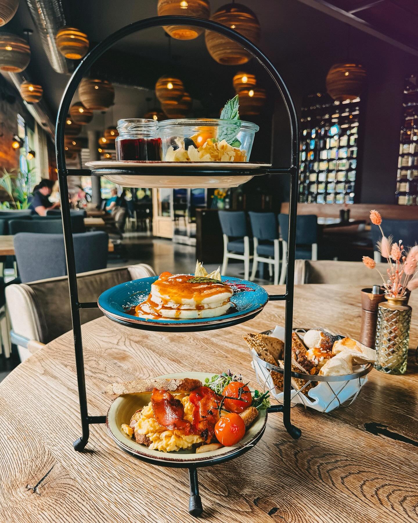Ein echter Verf&uuml;hrer &agrave; la Luitpold! &hearts;️

Unser Etageren Special Luitpold bringt alles mit was wir uns von einem Partner w&uuml;nschen: R&uuml;hrei mit Bacon, hausgemachte Pancakes mit Salzkaramellbutter &amp; einen frischen Obstsala