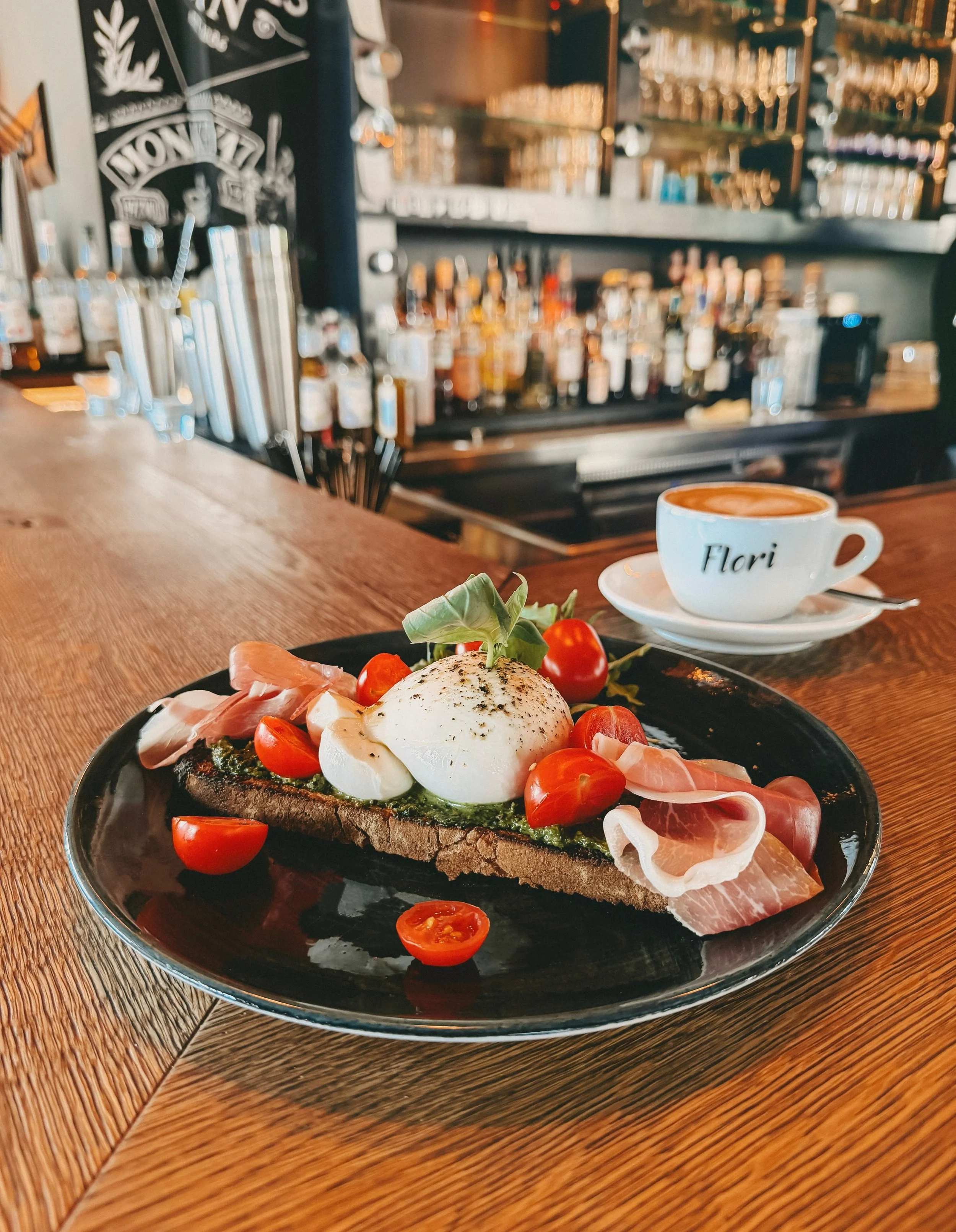 Mamma Mia - Breakfast mit Don Burrata! 🇮🇹 

Der Don Burrata serviert dir die volle Dosis Italien mit frischem Pesto auf knusprigem Brot.
Schnapp dir deinen Tisch &ndash; Pures Amore garantiert! ✨

#florieichenau #foodguidem&uuml;nchen #burrata #fr&